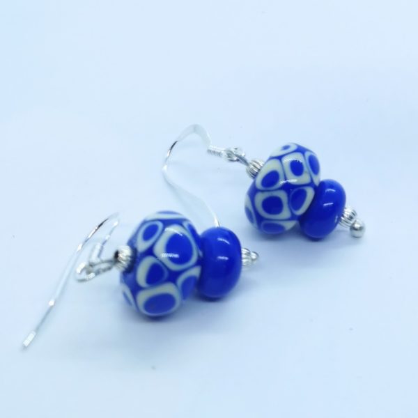 boucle d'oreille en perle de verre et argent bleu et blanc