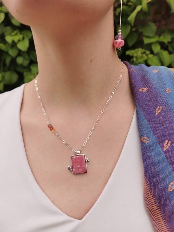 Pendentif en argent "Lumières du Gange" –  Thulite & Améthyste sur argent – Image 3