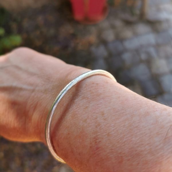 Bracelet jonc rond en argent martelé pour lui ou elle "Aléa" – Image 5