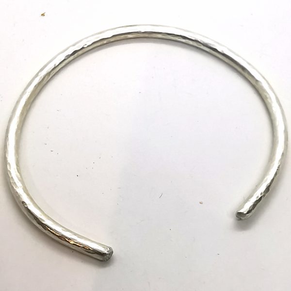 Bracelet jonc rond en argent martelé pour lui ou elle "Aléa" – Image 4
