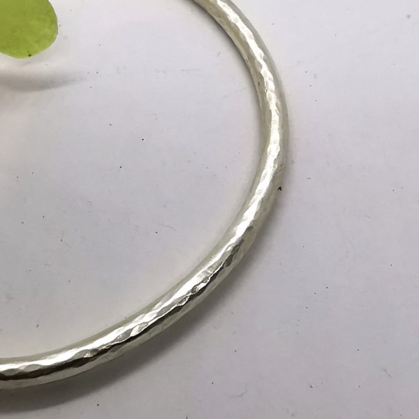 Bracelet jonc rond en argent martelé pour lui ou elle "Aléa" – Image 3