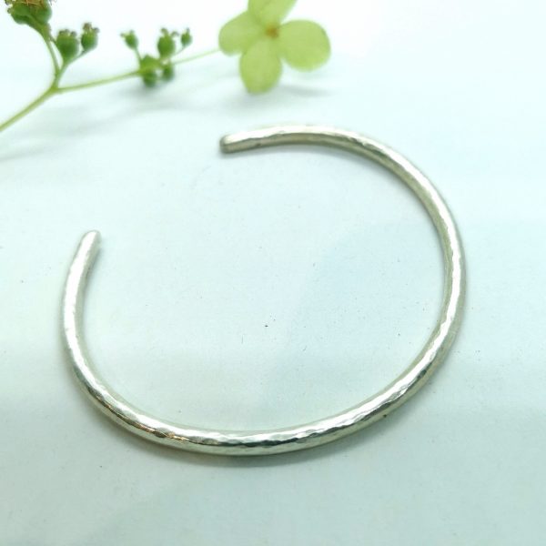 Bracelet jonc rond en argent martelé pour lui ou elle "Aléa" – Image 2