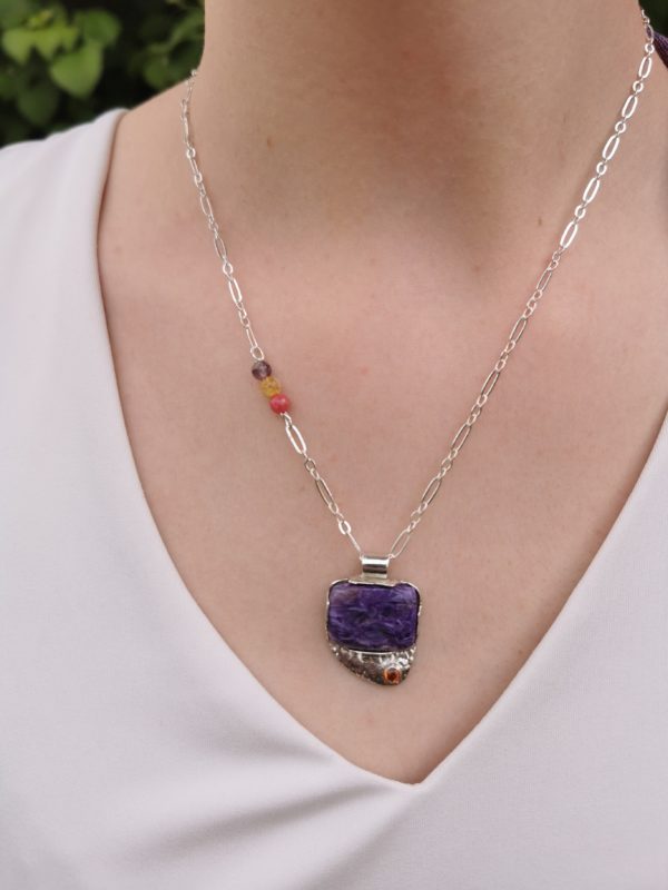 Pendentif en argent "Lumières du Gange" –  Charoite et grenat – Image 4
