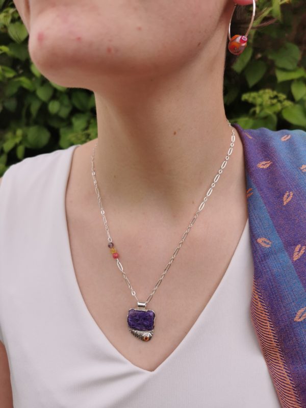 Pendentif en argent "Lumières du Gange" –  Charoite et grenat – Image 5