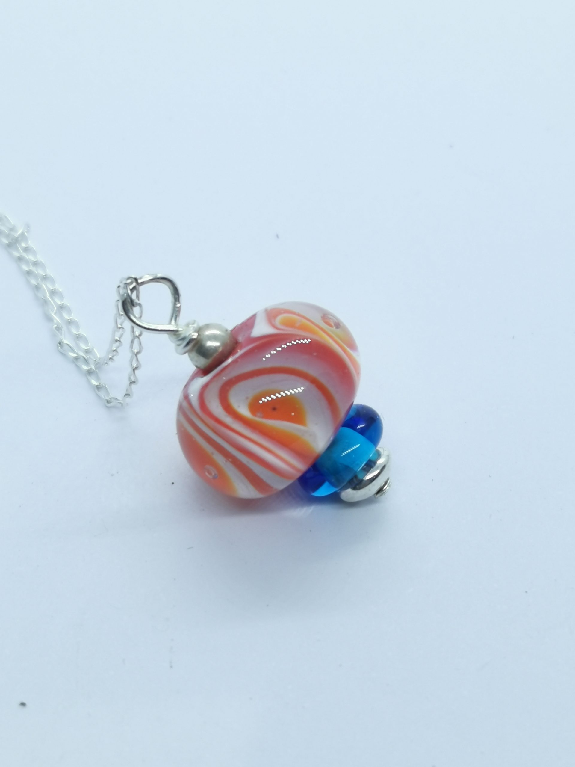 Pendentif perle de verre orange blanc et bleu argent massif
