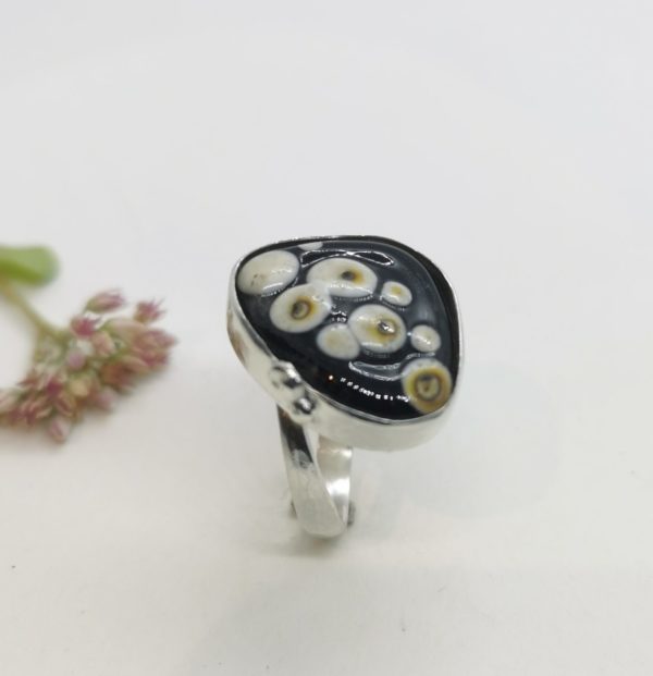 Bague argent et perle de verre ajustable noire et ivoire