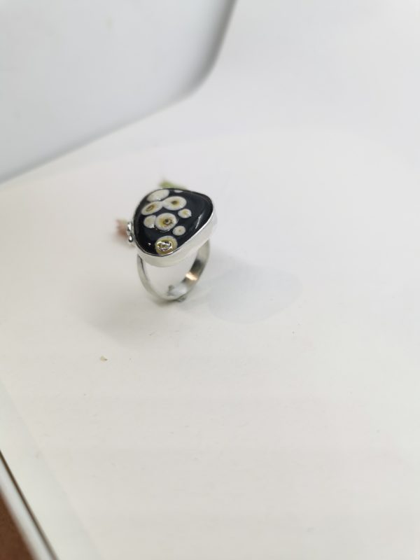Bague argent et perle de verre ajustable noire et ivoire – Image 3