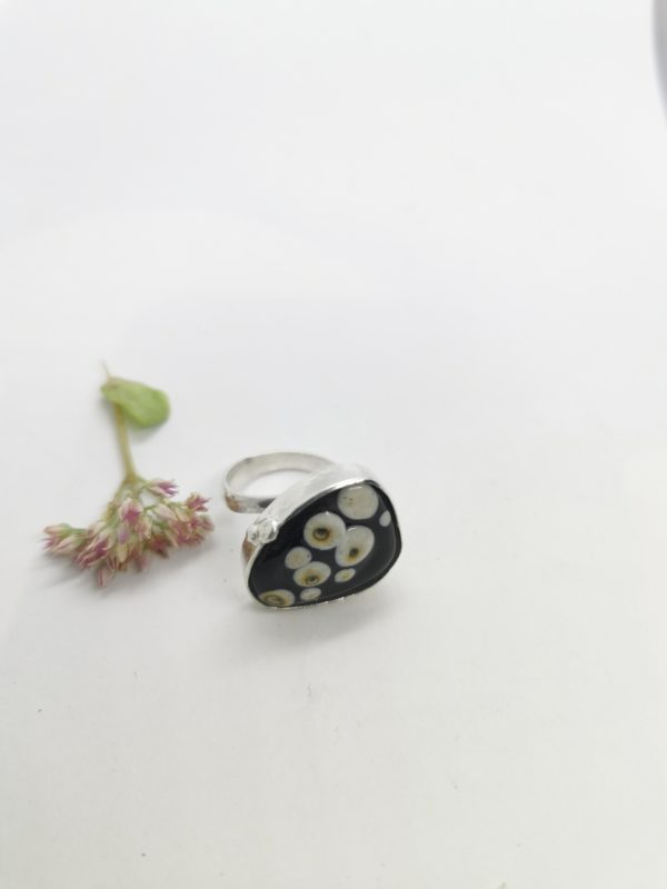 Bague argent et perle de verre ajustable noire et ivoire – Image 2