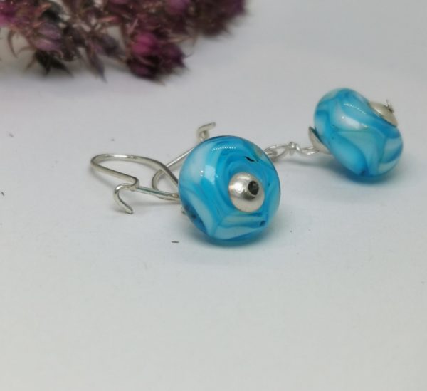 Paire de boucles d'oreilles en verre au chalumeau perles argent sur dormeuses argent.