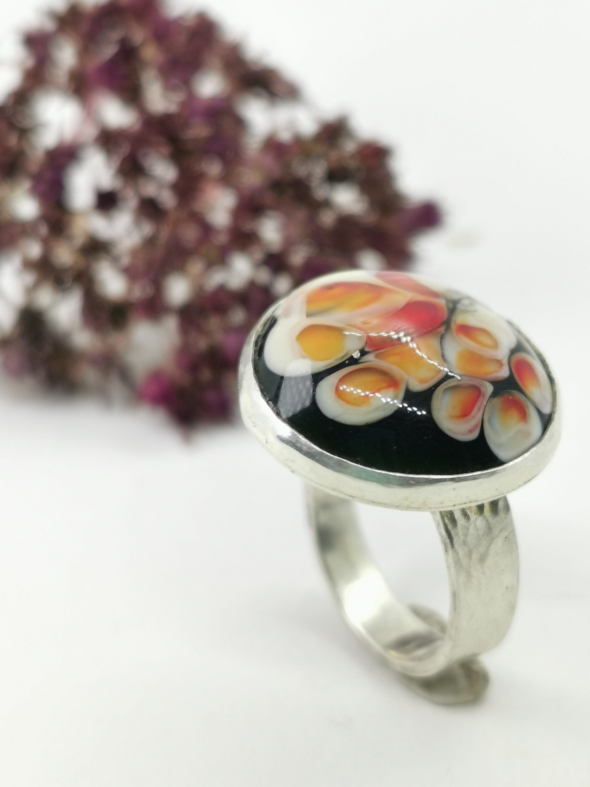 Bague argent et cabochon verre point orange sur fond ivoire