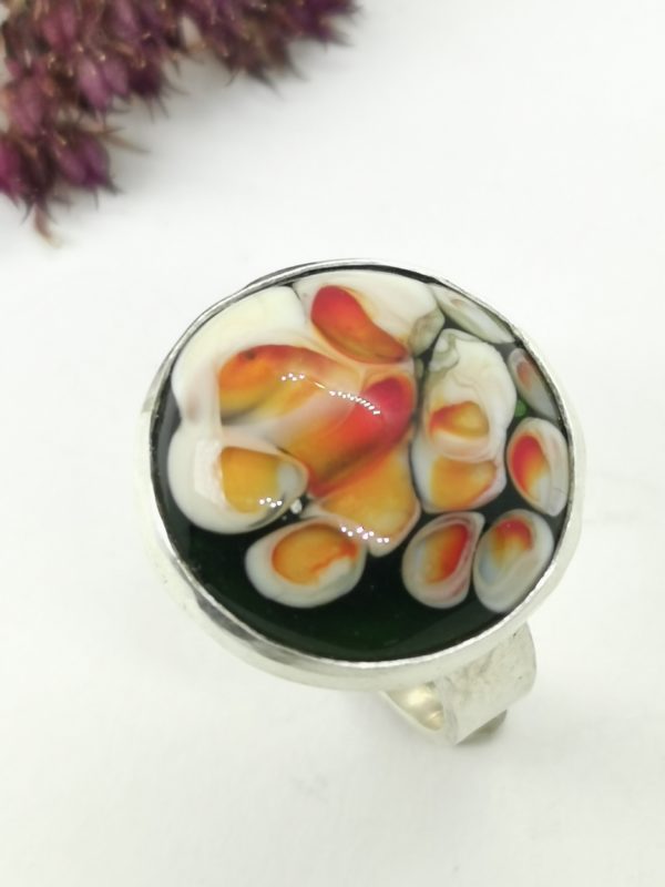 Bague cabochon en verre eau chalumeau t argent points ivoire et orange sur fond vert foncé