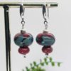 Boucles d'oreille pendantes femme perle de verre de murano brique et bleu – Image 2