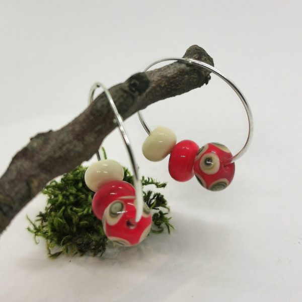 Boucles d'oreilles créoles argent et perles de verre rouge ivoire – Image 3