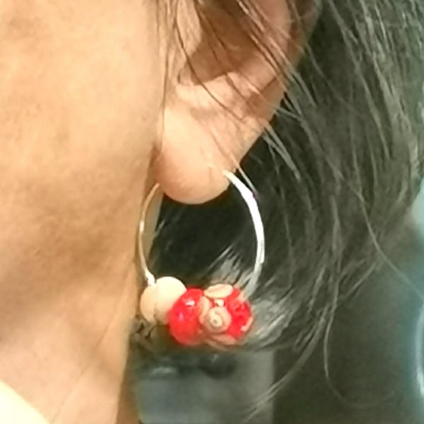 Boucles d'oreilles créoles argent et perles de verre rouge ivoire – Image 4