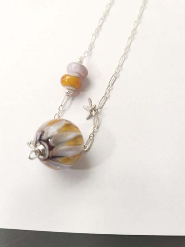 Collier argent et perle de verre de Murano "daisy" orange et crème – Image 5