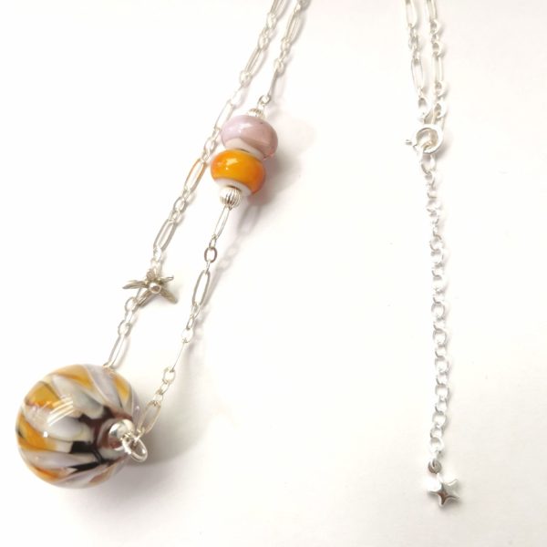 Collier argent et perle de verre de Murano "daisy" orange et crème – Image 3