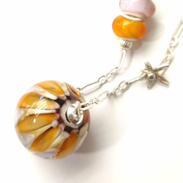 Collier argent et perle de verre de Murano "daisy" orange et crème – Image 4