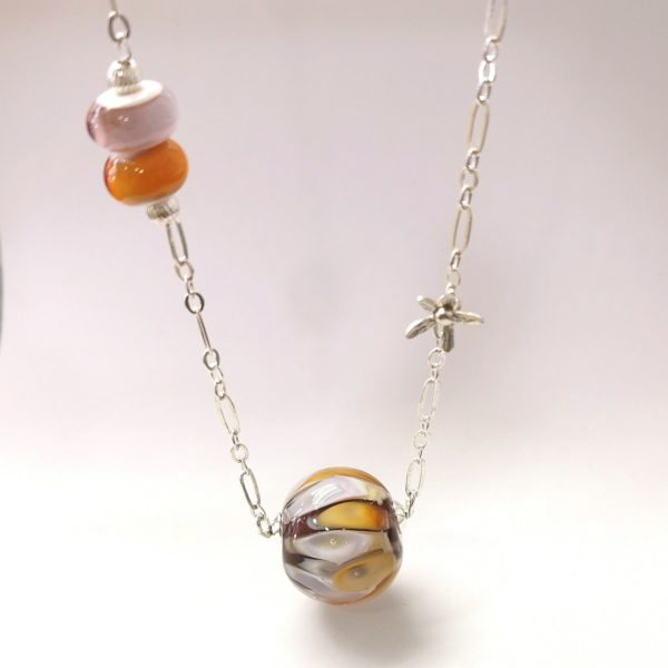 Collier argent et perle de verre de Murano "daisy" orange et crème – Image 2