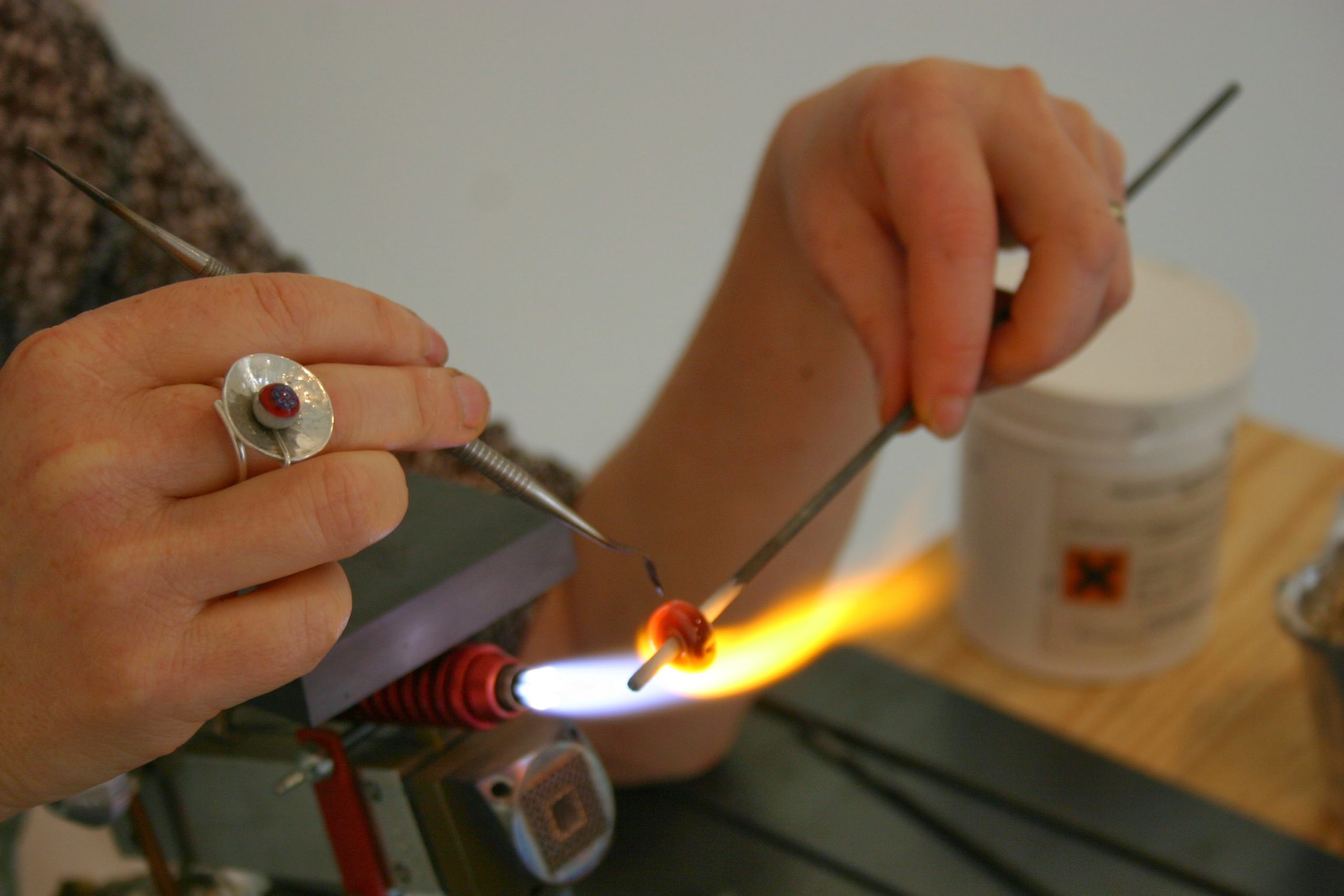 travail d'une perle de verre dans la flamme d'un chalumeau