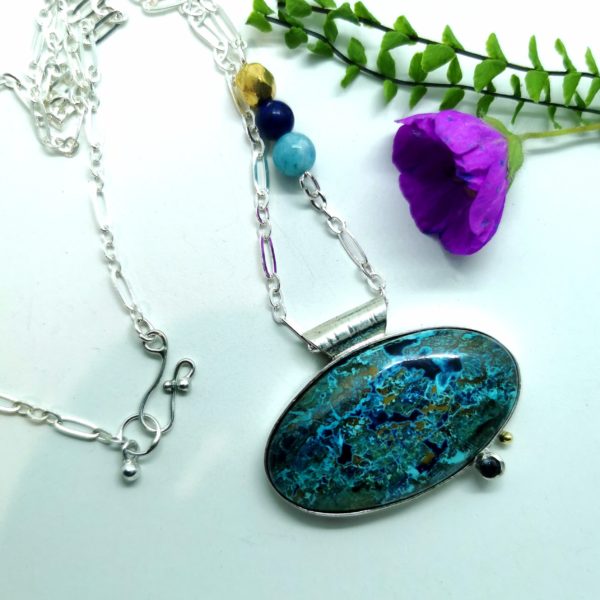 Pendentif en argent "Lumières du Gange" – Chrysocolle, saphir et or – Image 2