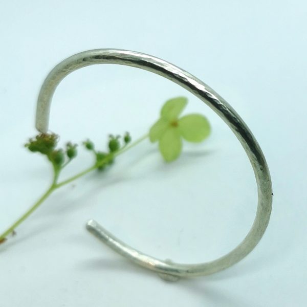 Bracelet jonc rond en argent martelé pour lui ou elle "Aléa"