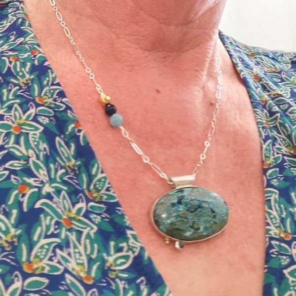 Pendentif en argent "Lumières du Gange" – Chrysocolle, saphir et or – Image 4